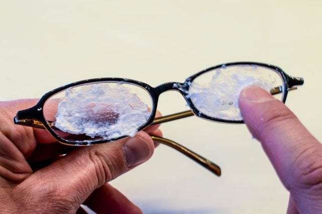 9 modos ingeniosos para sacar los rasguños sobre el vidrio de los anteojos