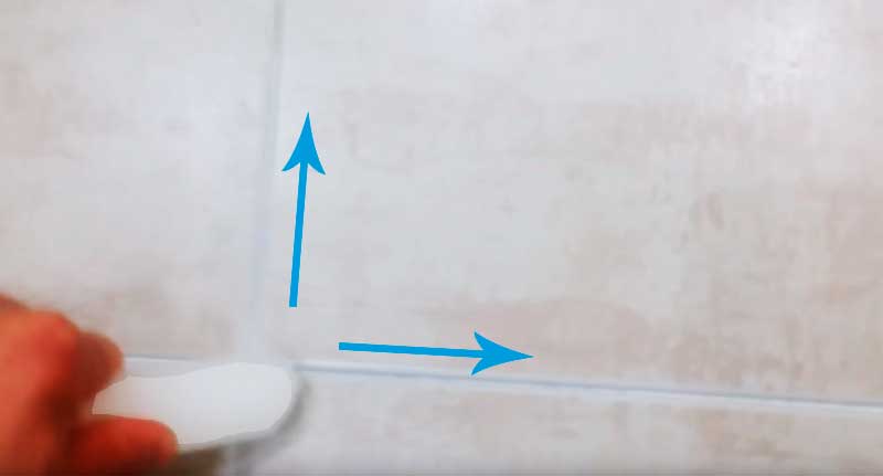 Ella Frota su baño con una vela. Después de eso, sus azulejos del baño siempre están limpios!