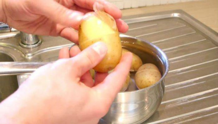 Pelar las papas hervidas en 2 segundos? Este simple truco te lo permitira