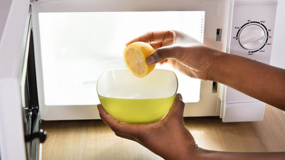 Coloca 4 limones usados en un plato y mételos al microondas. ¡No lo dejarás de hacer nunca!