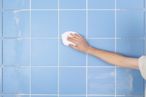Este método para limpiar los azulejos del baño es  más potente que el cloro y el sacagrasa
