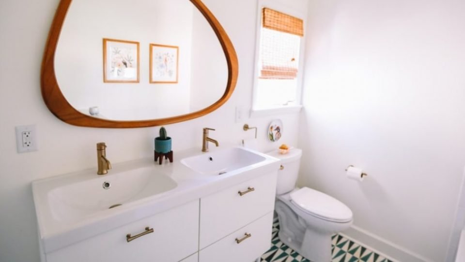 Consejos sencillos para convertir un baño pequeño en un espacio más amplio