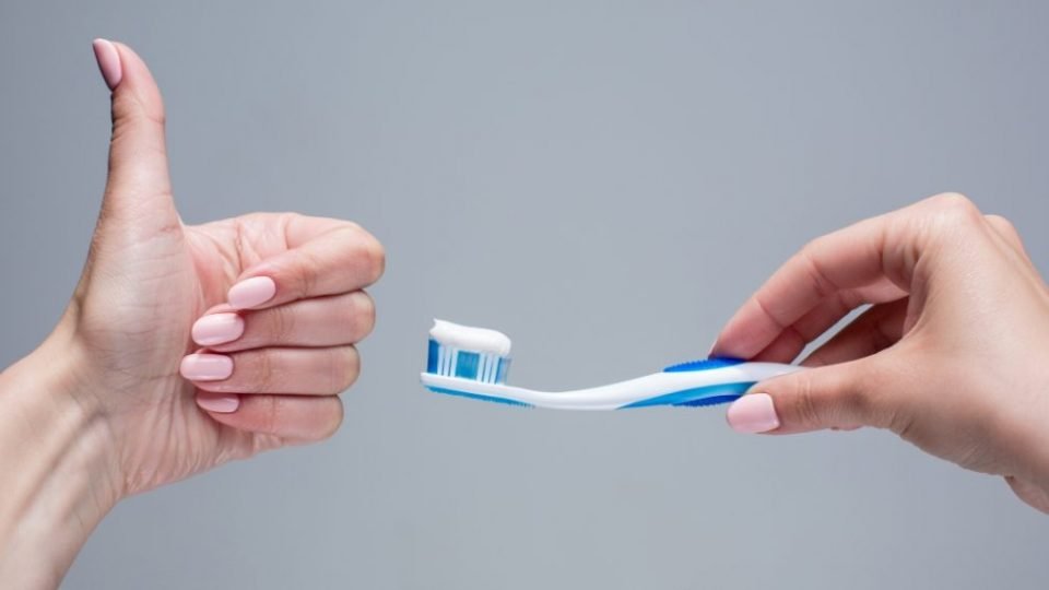 6 usos prácticos que le puedes dar a la pasta de dientes al momento de limpiar
