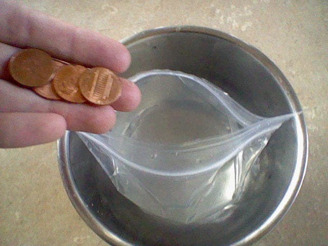 Una bolsa con agua y monedas es la solución perfecta a un incómodo problema del hogar