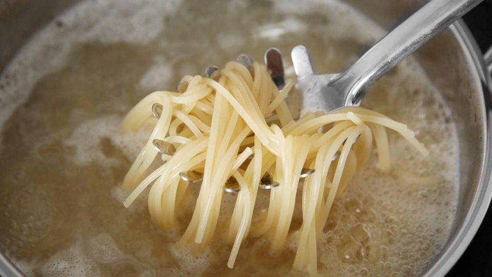 ¿Sabes para qué sirve el agujero del cucharón para servir los espaguetis?