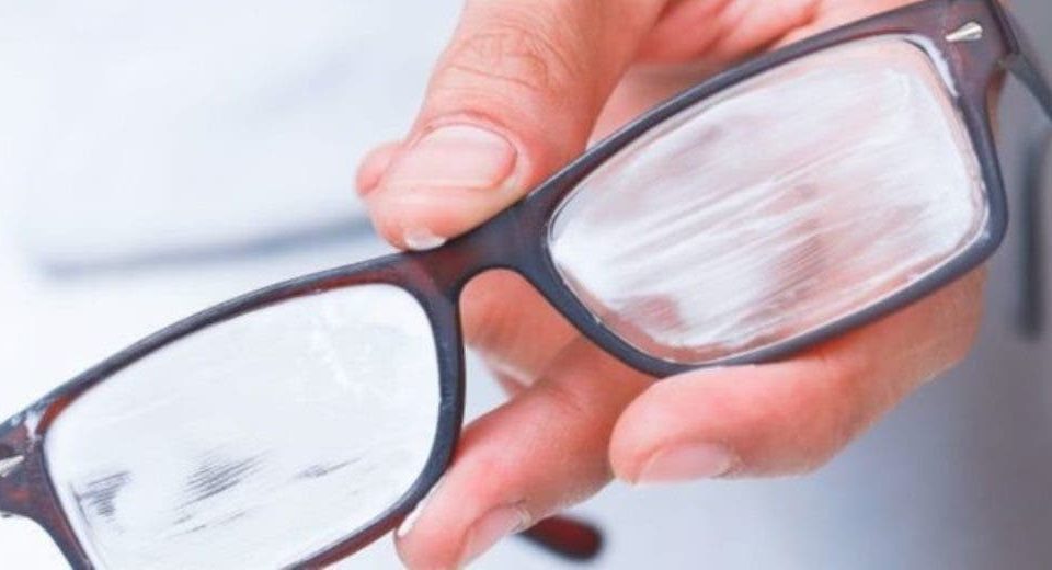 8 trucos para eliminar los arañazos de las gafas