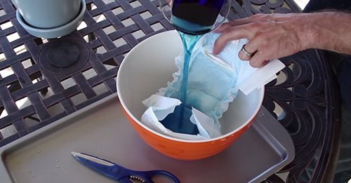 Descubre cómo reciclar un pañal de bebé para regar las plantas ahorrando agua