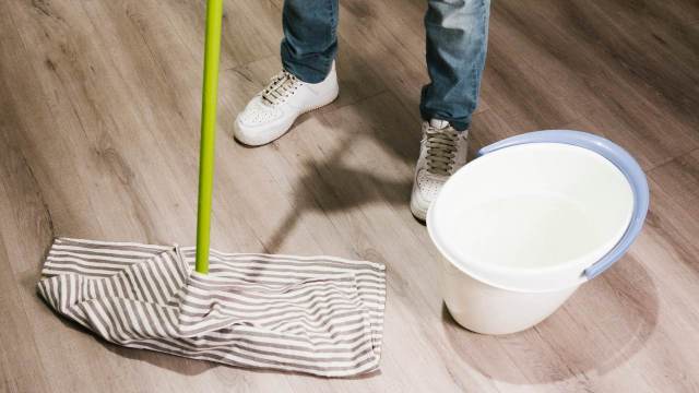 Crea tu propio limpiador de pisos casero y ecológico