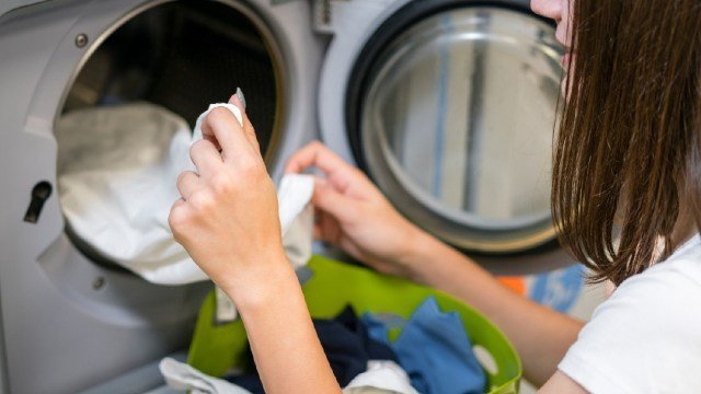 Evita daños y malos olores a la hora de lavar tu ropa con estos consejos
