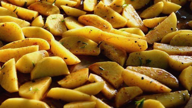 ¡Receta fácil! Prepara unas deliciosas papas doradas con mantequilla y ajo