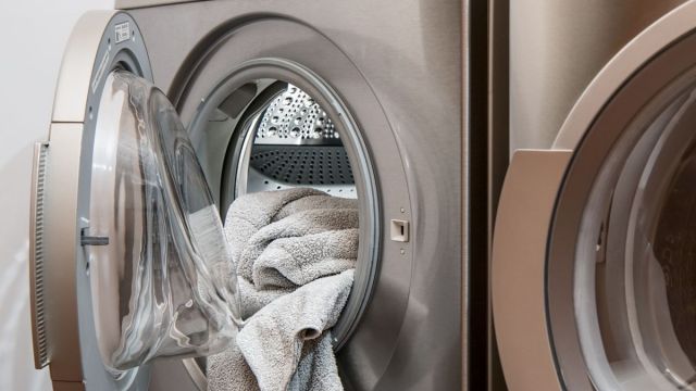 ¿Por qué deberías poner bolitas de aluminio en tu lavadora junto a la ropa sucia?