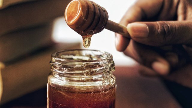 ¿Cómo saber si te vendieron miel pura o adulterada? Tips para que no te engañen