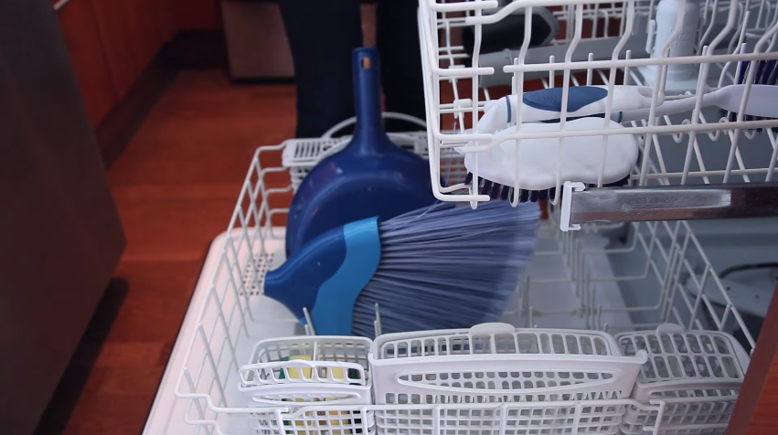 5 cosas que no sabías que podías limpiar en el lavavajillas