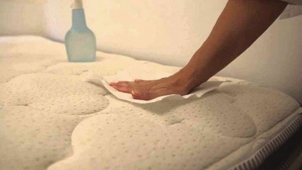 ¿Cómo limpiar el colchón de manchas, ácaros y malos olores?