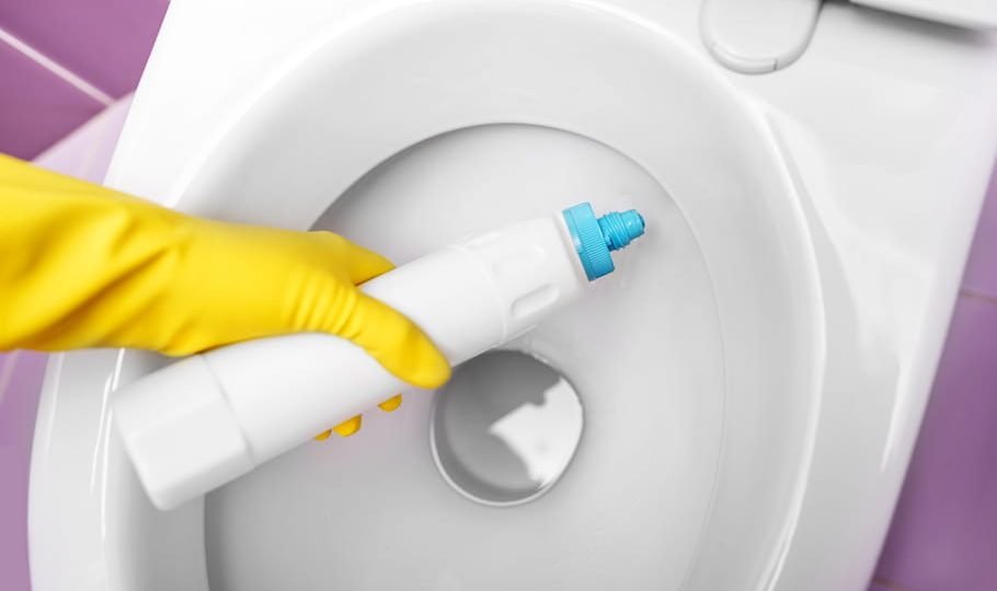 El método casero de los expertos en limpieza para dejar el inodoro como nuevo en un minuto