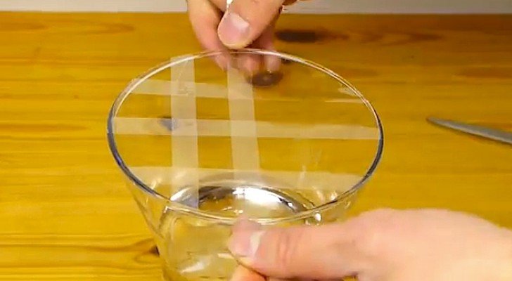 Pone la cinta adhesiva en el borde del vaso…Que idea utilisima!