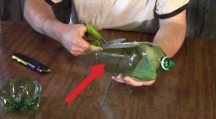 Corta a tiras las botellas de plastico y nos revela un truco de RECICLAJE genial