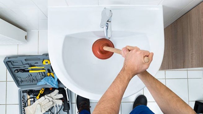 Cómo desatascar el lavabo con diferentes métodos paso a paso