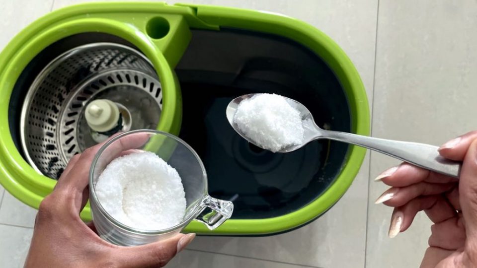 Cómo lavar y pulir el suelo con bicarbonato de sodio (sin dejar rayas)