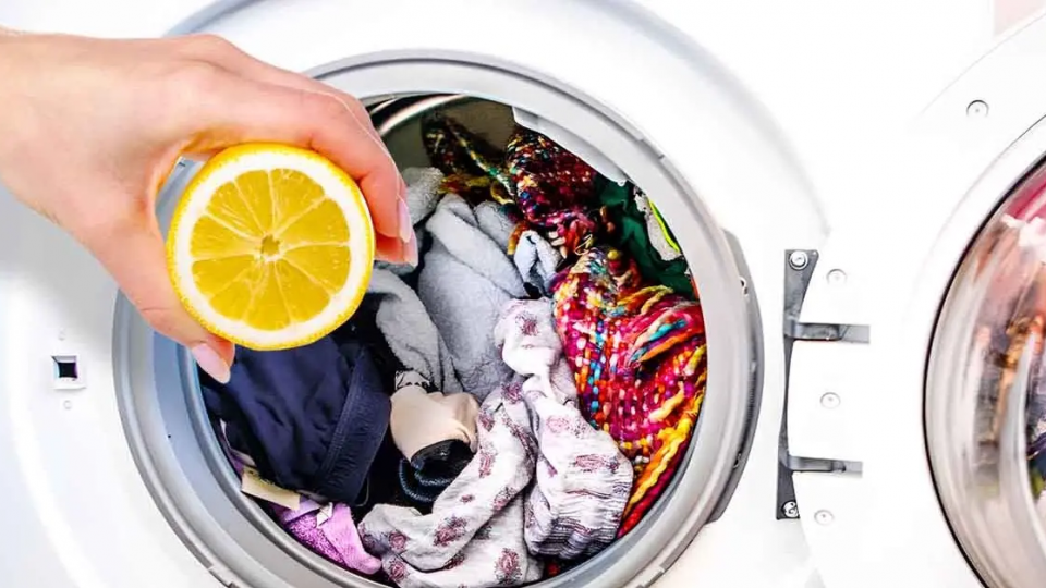 ¿Cómo quitar las manchas de la ropa sin usar detergentes?