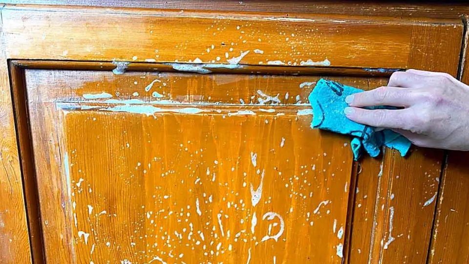 Aquí se explica cómo desengrasar los gabinetes de la cocina y pulir la madera.