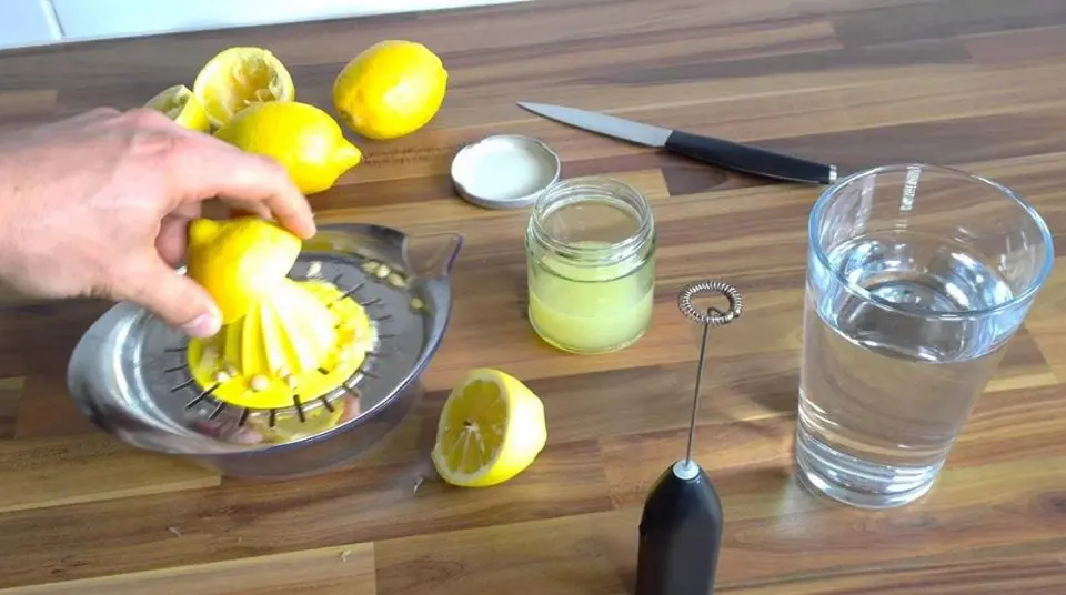 Agua de limón: la mayoría de la gente comete un error al consumir esta bebida
