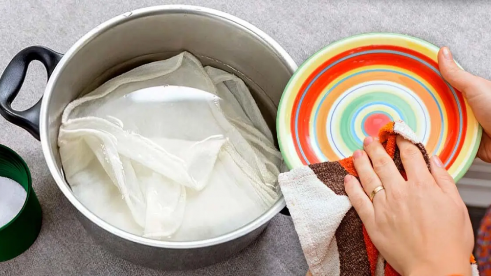 ¿Cómo desinfectar y quitar las manchas de los paños de cocina sin lejía? 3 consejos infalibles
