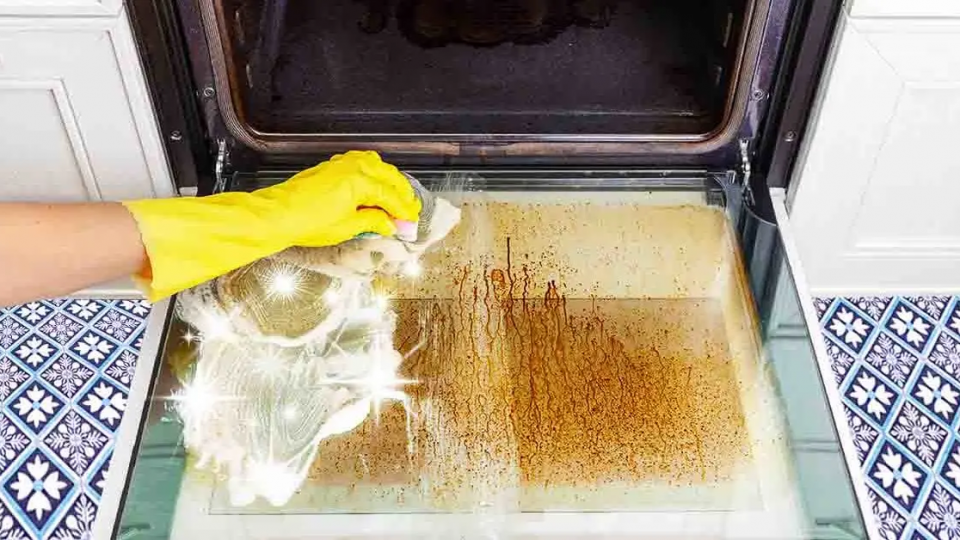 ¿Está sucio el cristal del horno? He aquí cómo limpiar y desengrasar desde el interior de manera efectiva