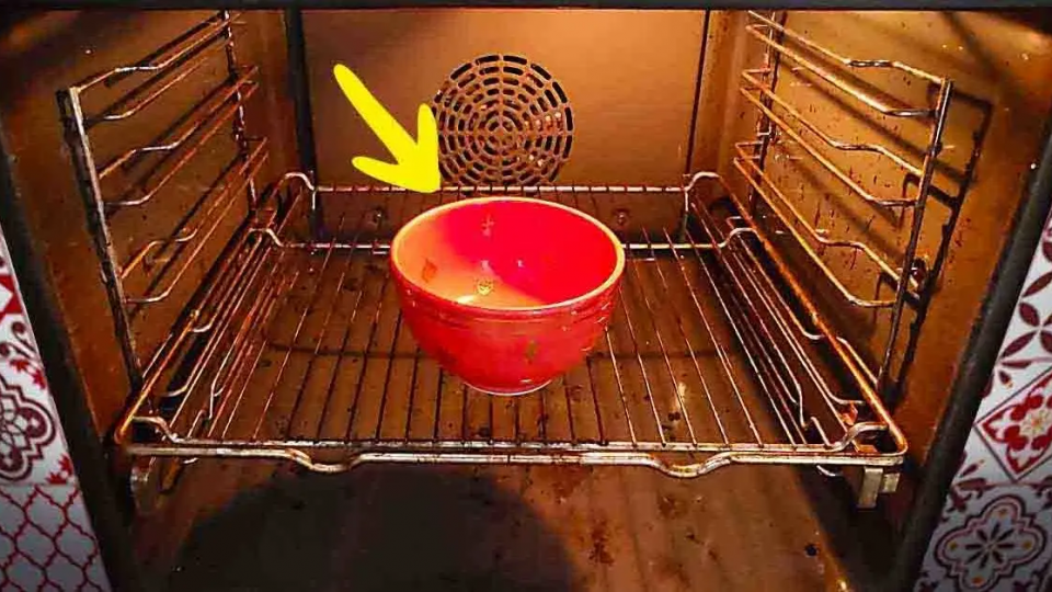 El ingenioso truco para dejar como nuevo un horno sucio y con suciedad incrustada