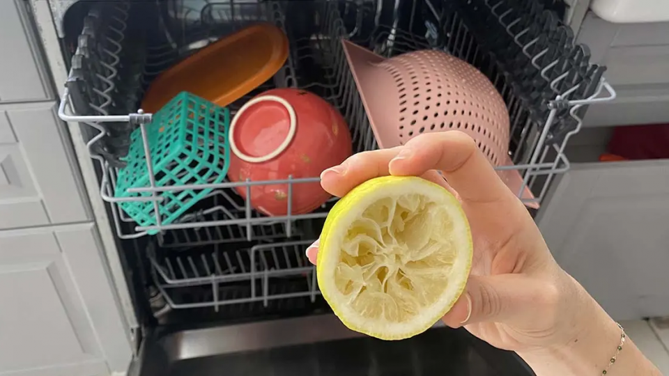 No tires los limones exprimidos: así es como usarlos para limpiar y perfumar la casa