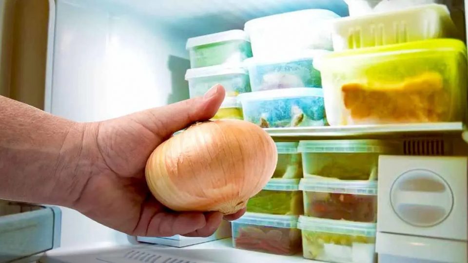 ¿Por qué es inteligente poner cebollas en el congelador?