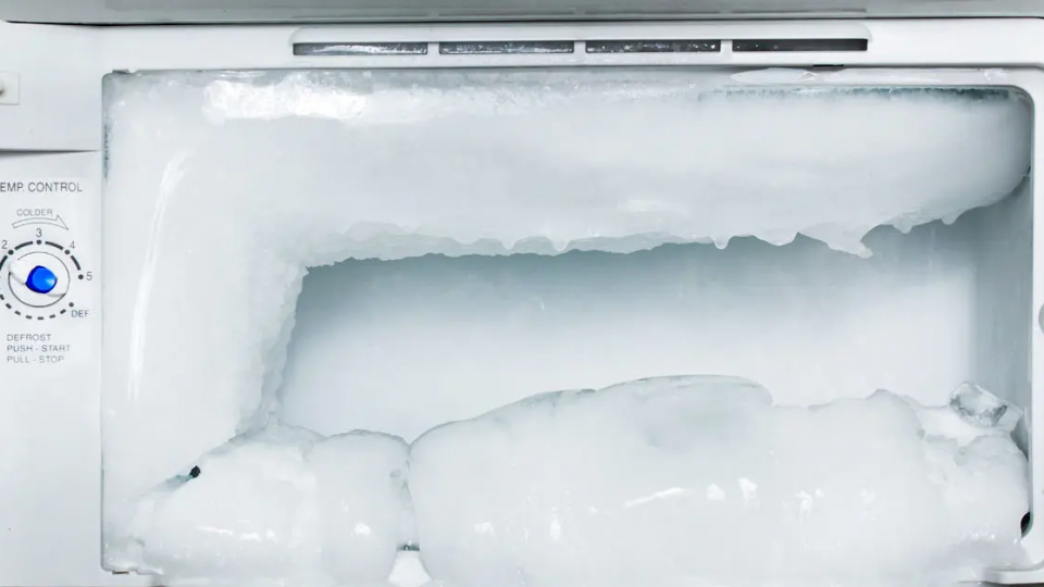 Aquí le mostramos cómo descongelar su refrigerador rápida y fácilmente