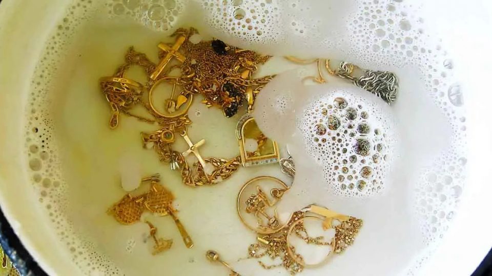 Aquí le mostramos cómo limpiar sus joyas en casa para que brillen como nuevas