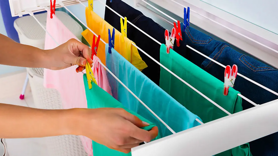 Aquí se explica cómo secar rápidamente la ropa en casa con el método ERS