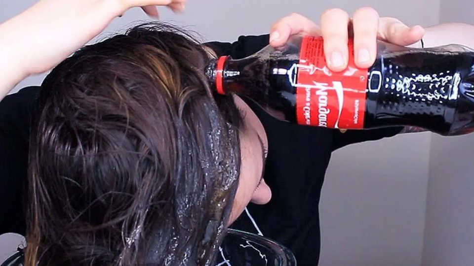 ¿Lavarse el pelo con Coca-Cola? El consejo de belleza divisivo