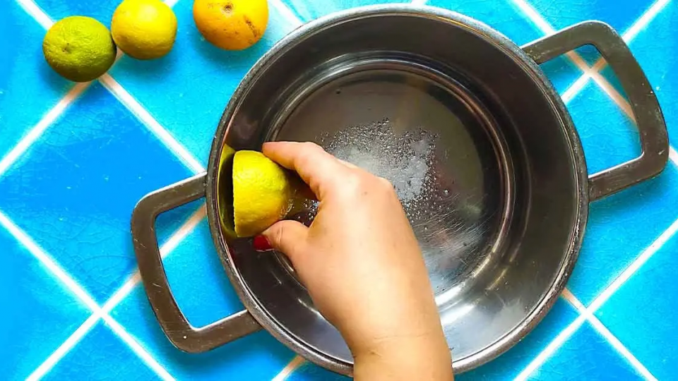 ¿Por qué es imprescindible frotar medio limón en tus sartenes una vez al mes?