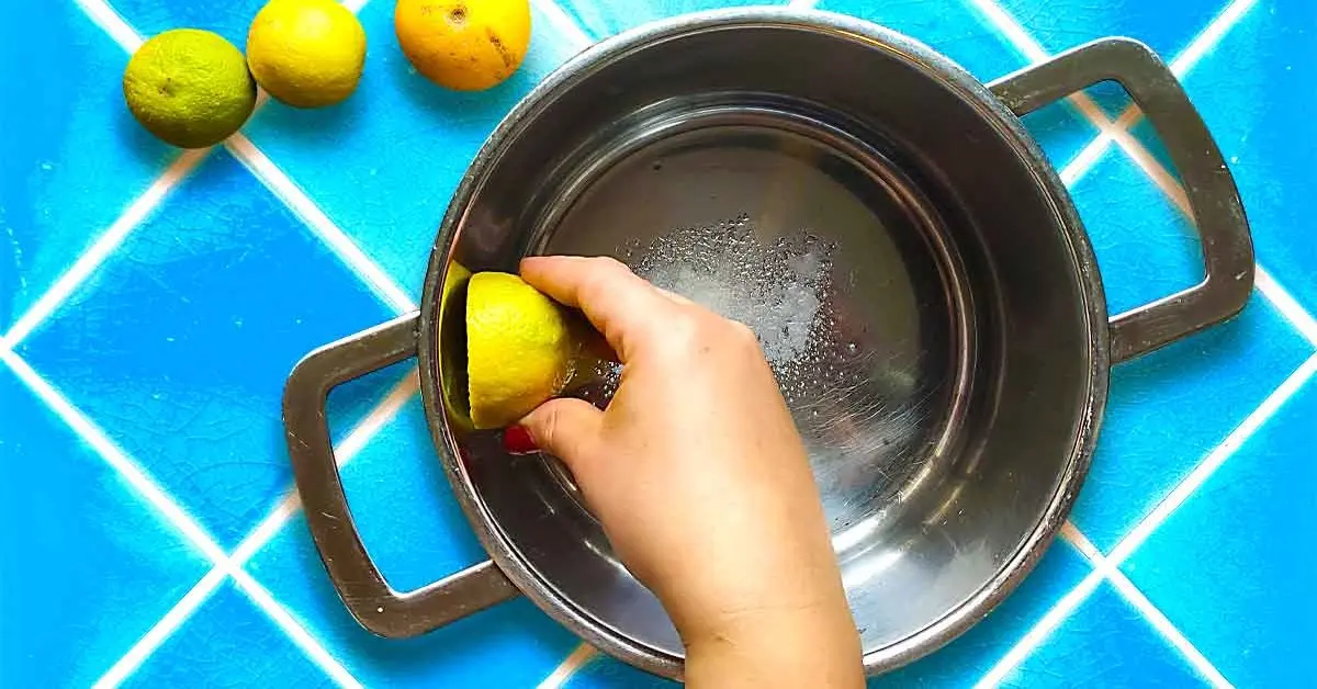 ¿Por qué es imprescindible frotar medio limón en tus sartenes una vez al mes?