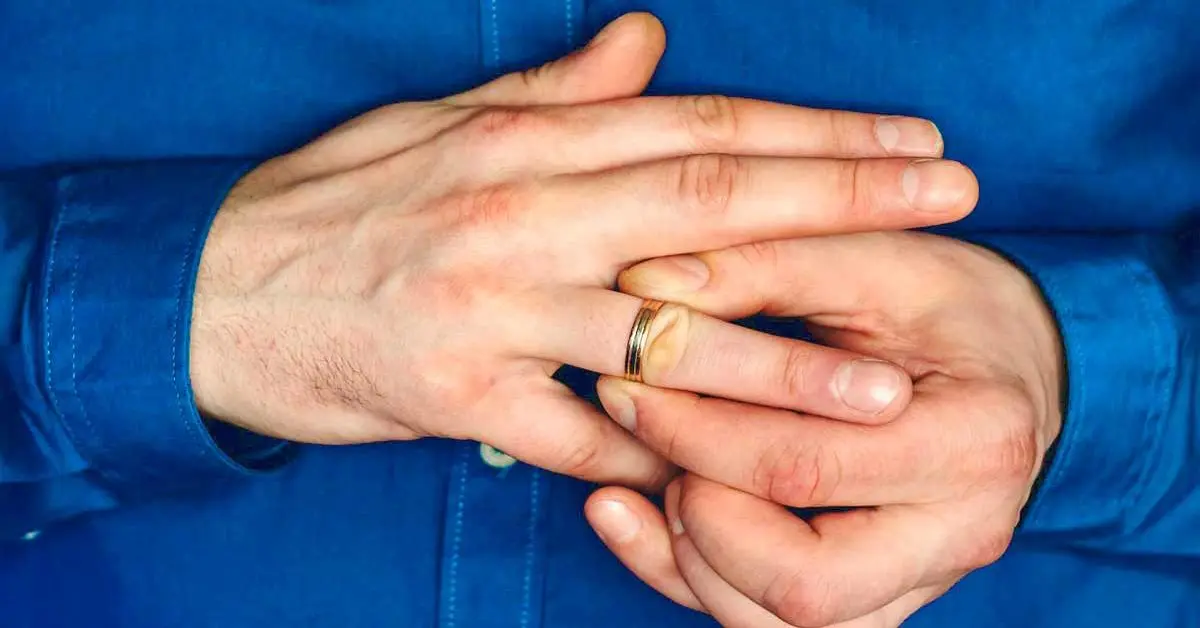 ¿Cómo quitar un anillo del dedo cuando está atascado? Un truco simple y efectivo.