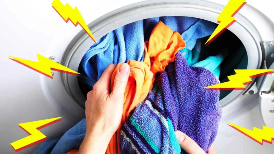 ¿Dejas tu ropa en la lavadora durante la noche? El error que cometen muchos hogares
