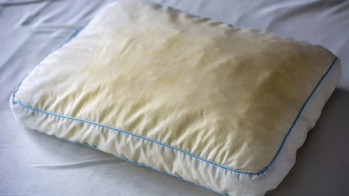 Un truco para limpiar tus almohadas amarillentas y dejarlas blancas como la nieve