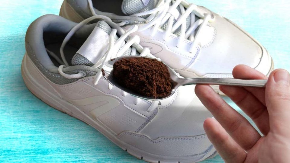 ¿Por qué poner café en tus zapatos? La solución que soluciona un problema común
