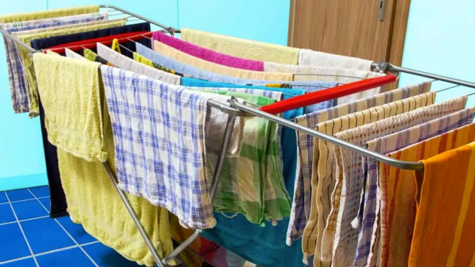 6 errores de lavado que dejan mal olor en la ropa: hay que evitarlos