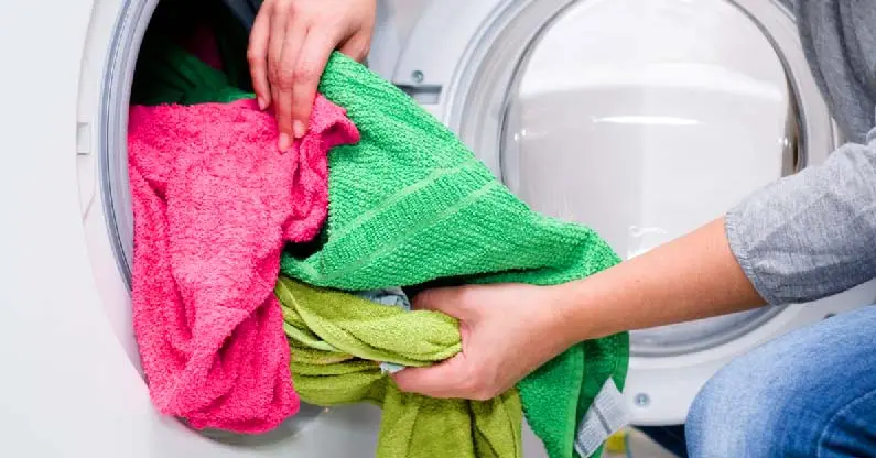 Lo que hay que hacer para alargar la vida de la lavadora: añadir ese producto que tienes en casa