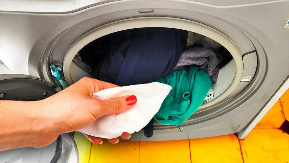 Poner toallitas húmedas en la lavadora: soluciona el mayor problema de la colada