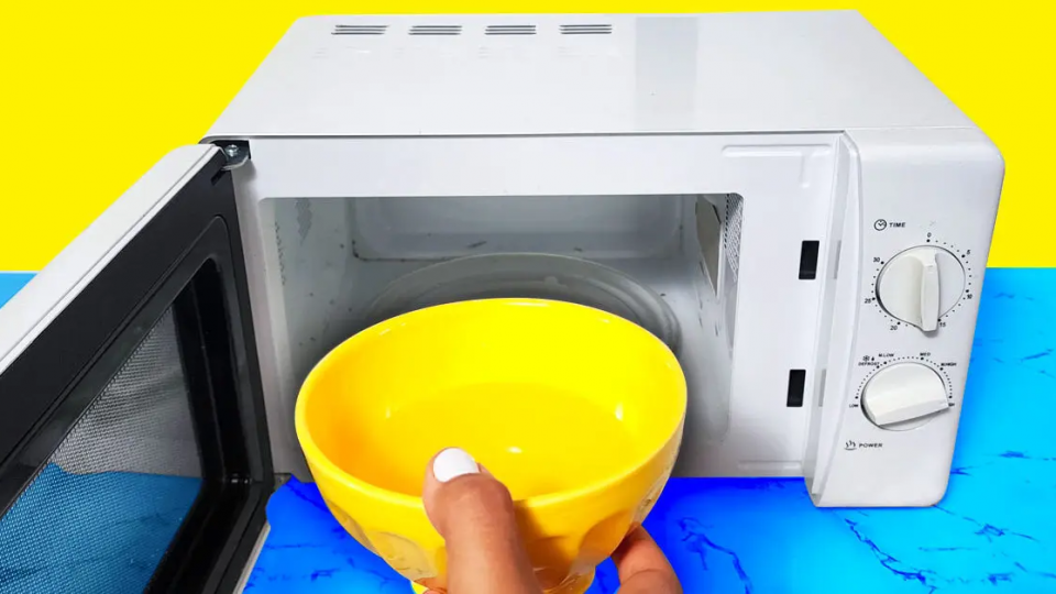 Pon un bol con agua y bicarbonato de sodio en el microondas: es la solución a un problema común