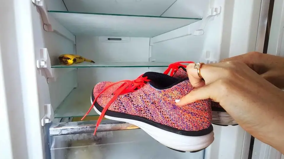Pon tus zapatos en el refrigerador durante la noche: el truco que resuelve un problema común