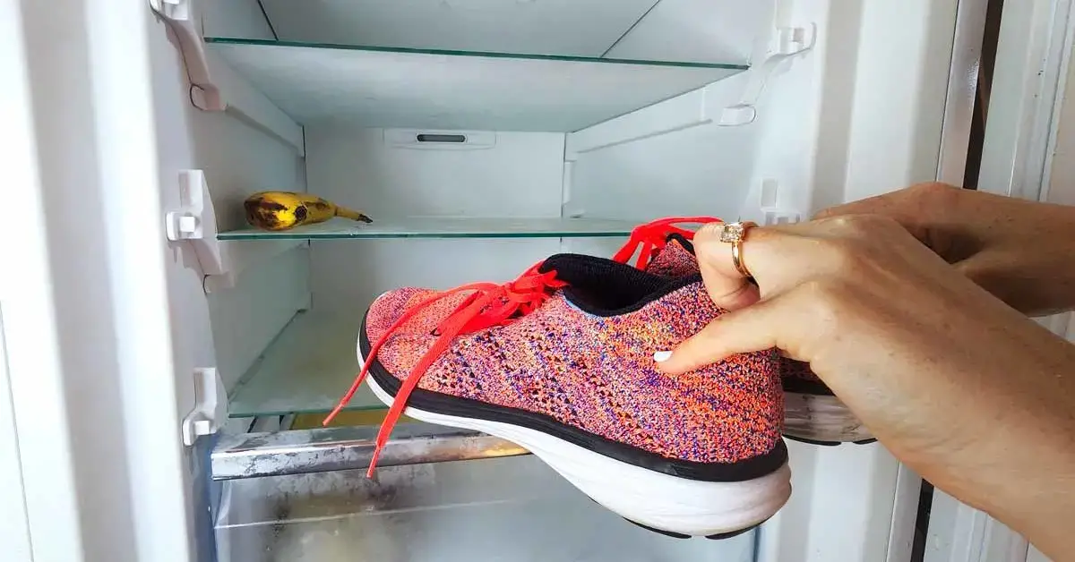 Pon tus zapatos en el refrigerador durante la noche: el truco que resuelve un problema común