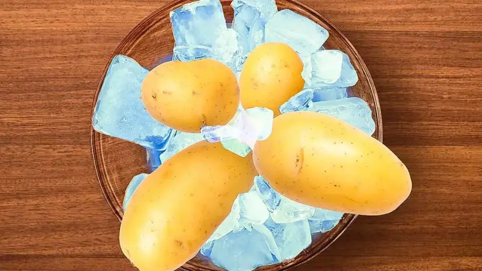 ¿Por qué se deben poner las papas nuevas en agua fría antes de cocinarlas?