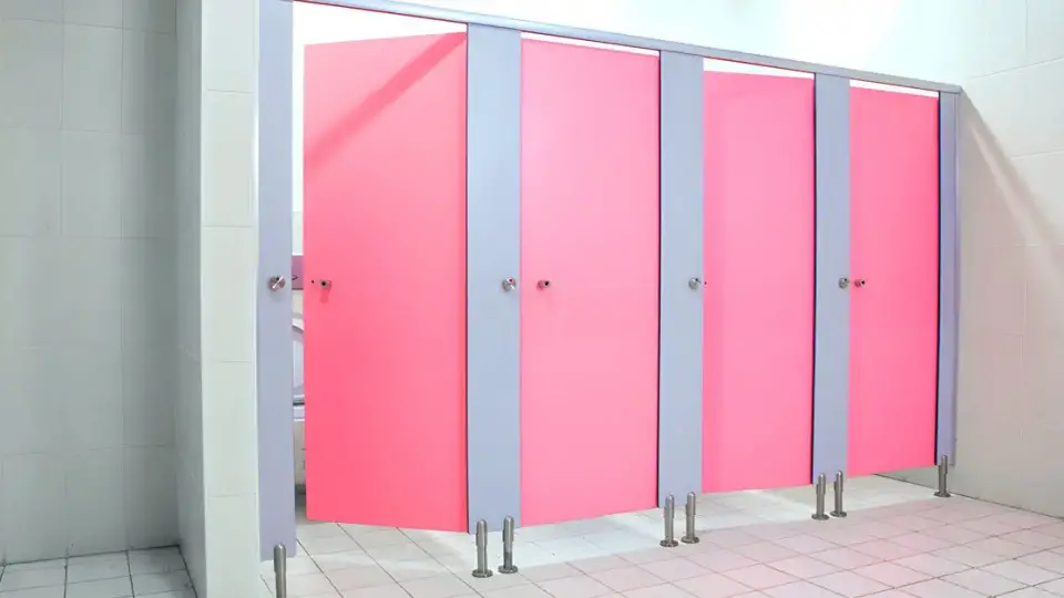 ¿Por qué las puertas de los baños públicos no llegan hasta el piso? poca gente sabe eso
