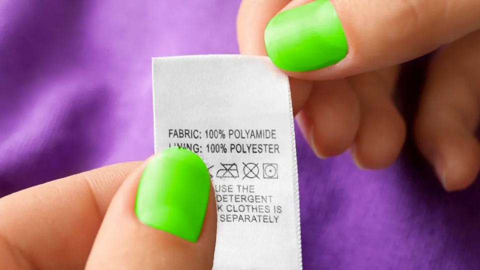 ¿Por qué nunca se deben cortar las etiquetas de la ropa? Muchos cometen este error